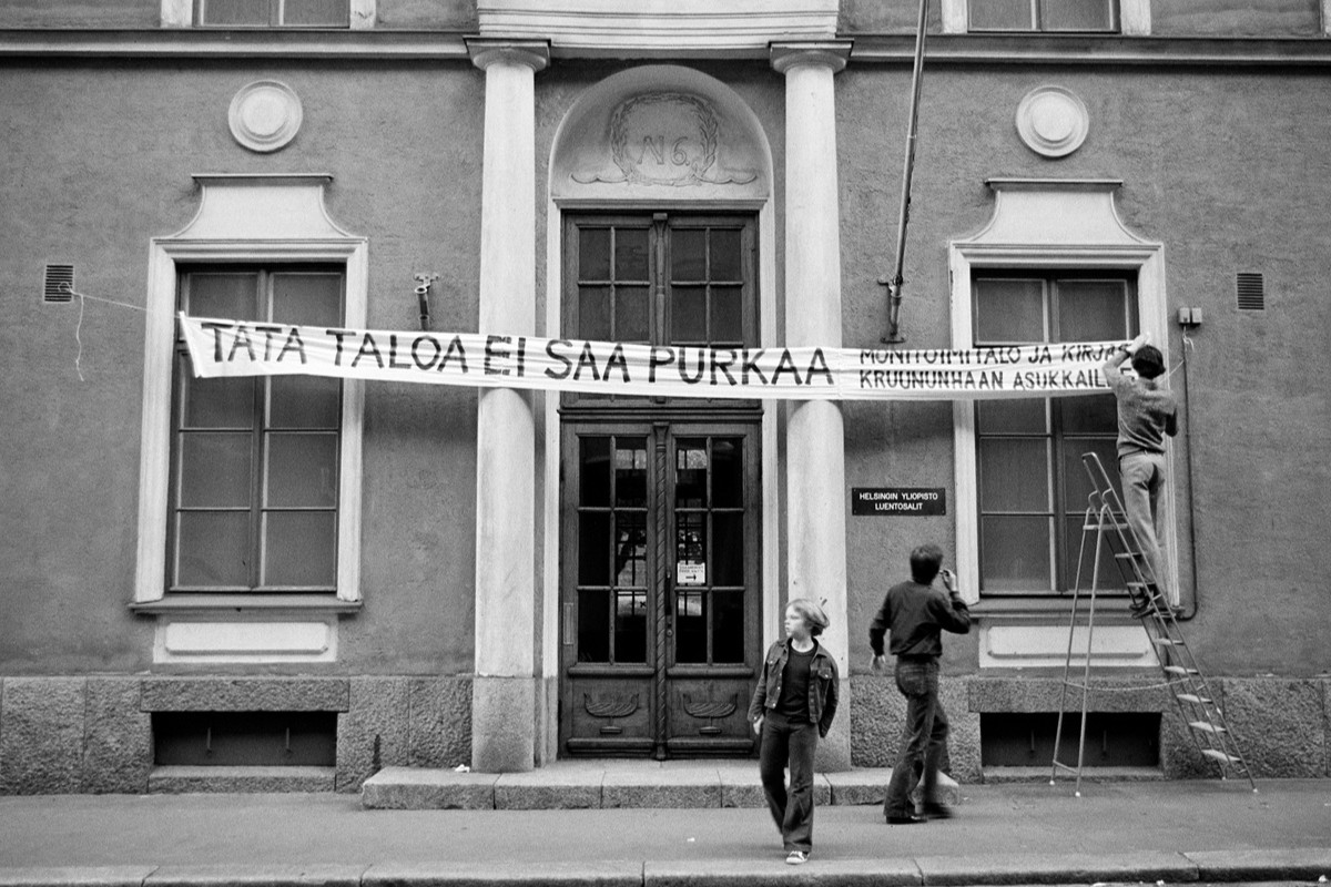 Rakennus, jonka edustalla roikkuu panderolli, jossa vedotaan rakennuksen säilyttämisen puolesta.