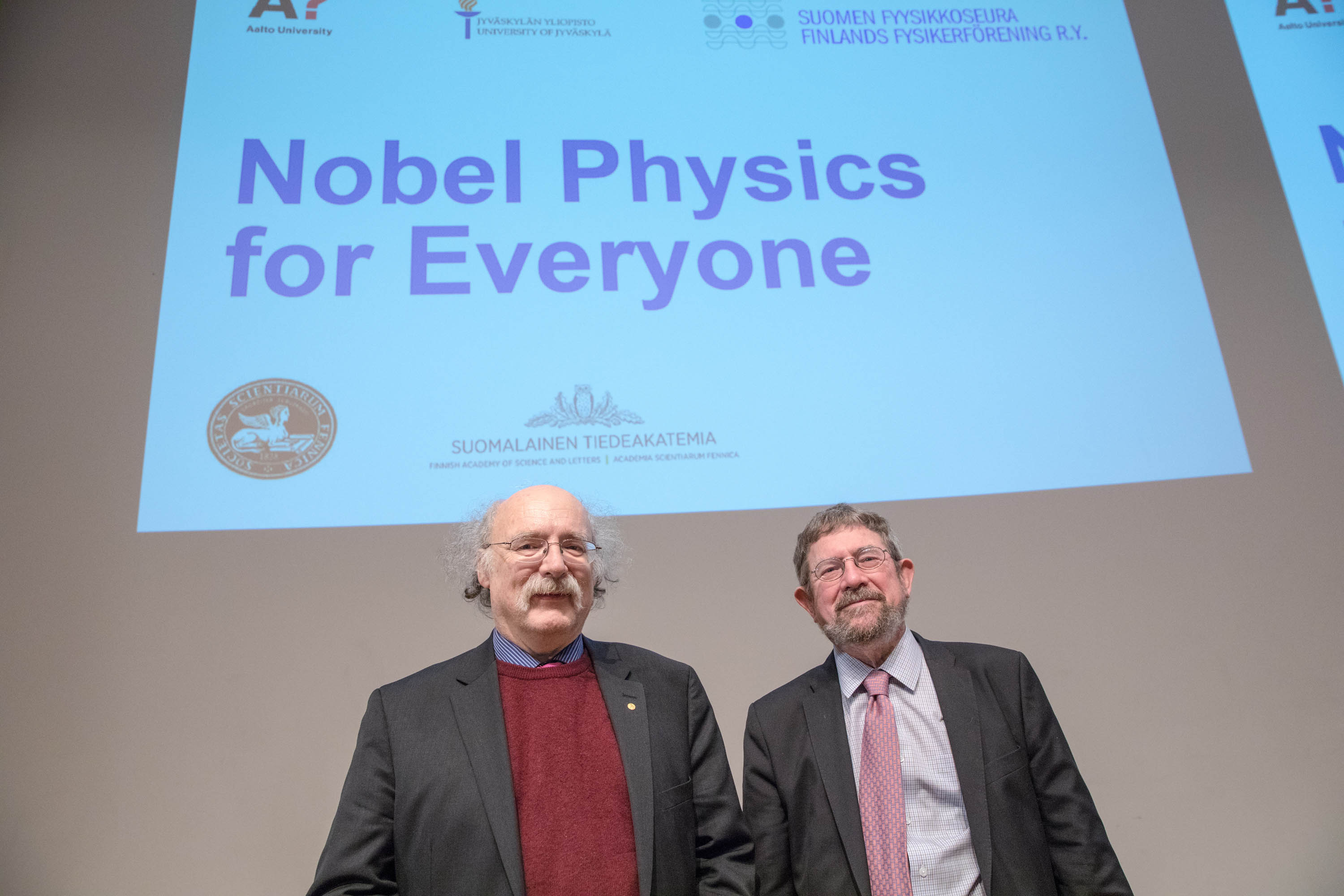 Fysiikan nobelistit, professorit Haldene ja Kosterlitz  pitävät luentoa Otaniemessä.