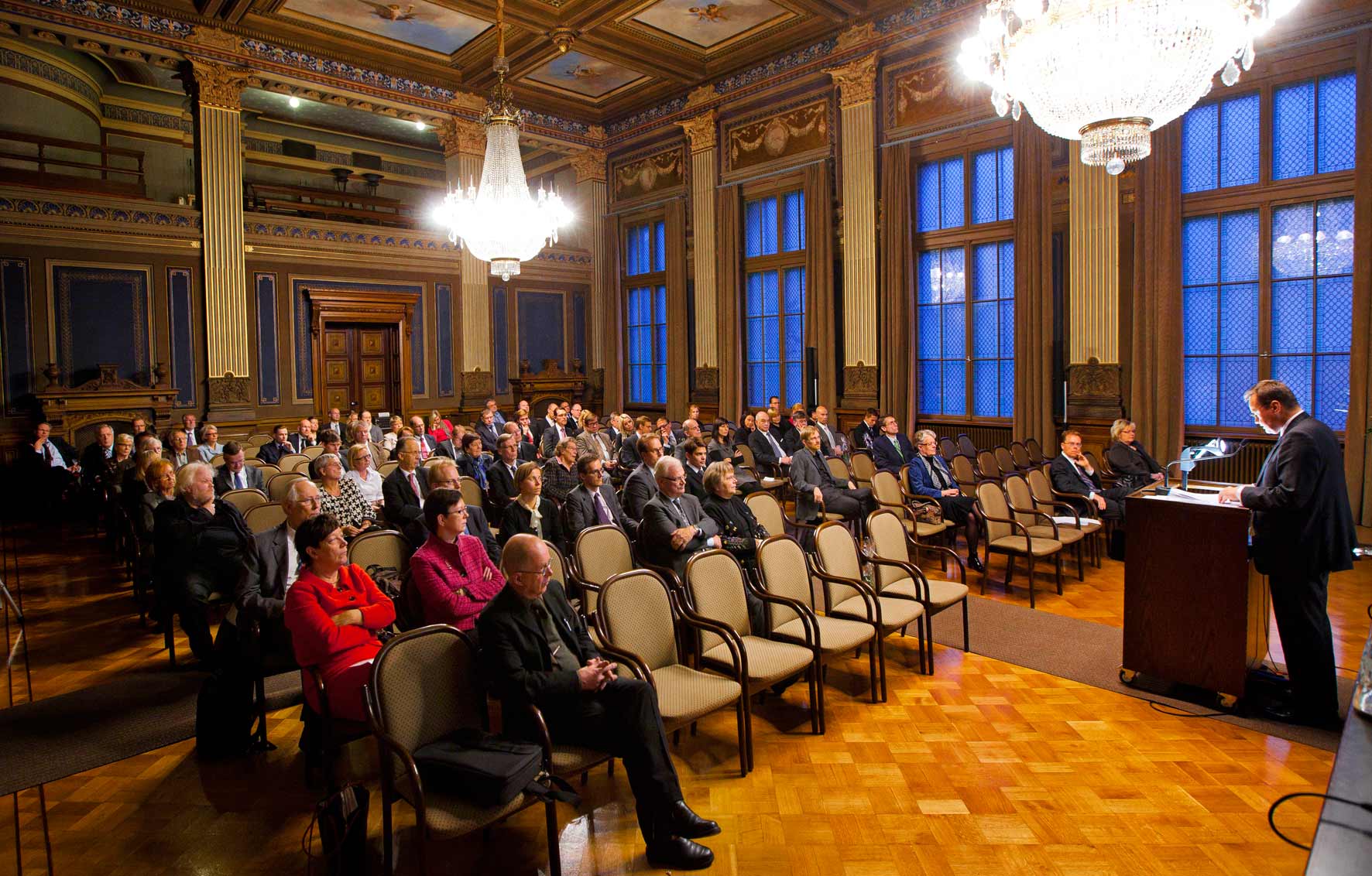 Yleisö seuraa Oikeuskulttuurin päiviä Säätytalossa vuonna 2010 ja puhujana Niilo Jääskinen (oik.).