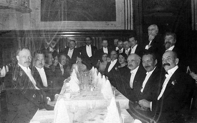 Kalevalaseuran perustamiskokouksen vieraat illallispöydän ääressä Helsingissä joulukuussa 1919.
