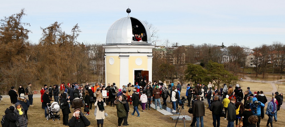 Folkskara vid observatorietorn.