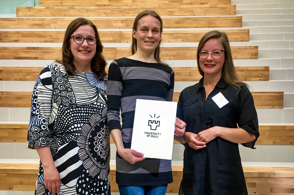 Kolme hymyilvää naista vastaanottamassa vuoden 2018 parhaan artikkelin palkinnon.