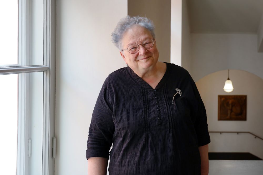 Professori Outi Merisalo on kielitieteiden paneelin puheenjohtaja. Professori Outi Merisalo Tieteiden talolla elokuussa 2026.