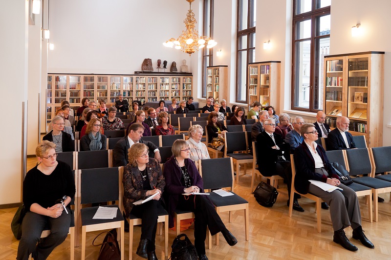 Yleisö seuraamassa tilaisuutta Suomalaisen Kirjallisuuden Seuran juhlasalissa.
