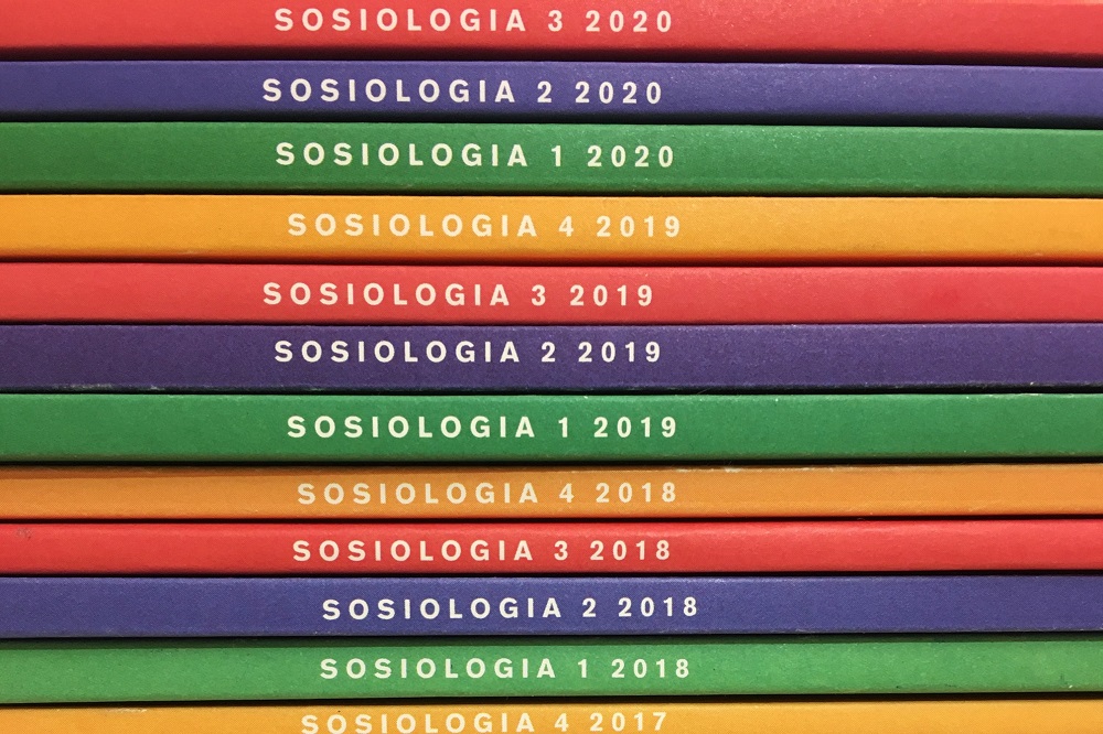 Färggranna Sosiologia-tidskrifter staplade på varann.