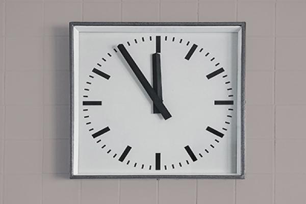 Seinäkello, joka näyttää ajan klo 11:55