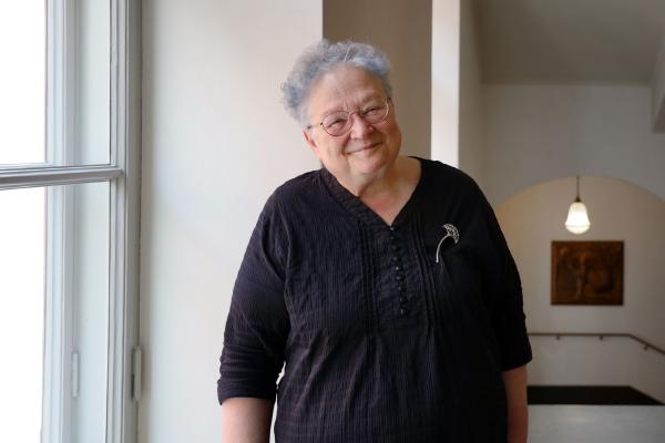 Professori Outi Merisalo elokuussa 2026 Tieteiden talolla.