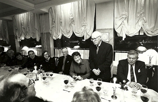 100-vuotissymposiumin juhlaillalliselle osallistuvia Helsingissä 1991.
