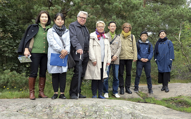 Taiteilijoiden Kalevala Japanissa -hankkeen tekijät seisovat Seurasaaren kalliolla.